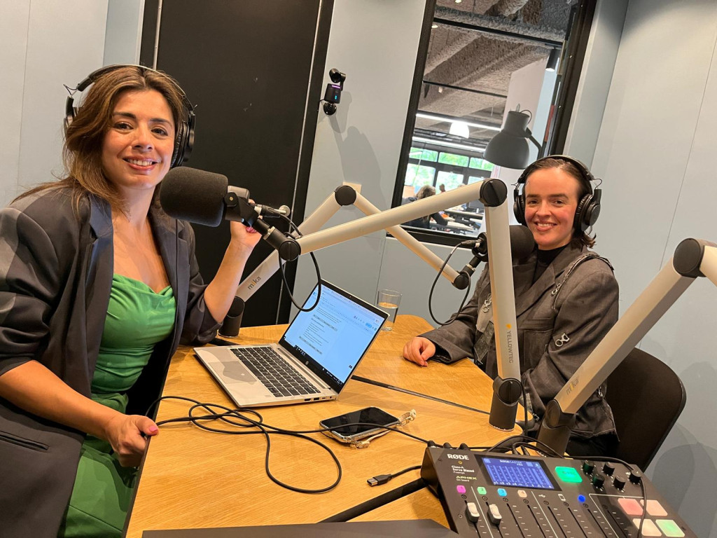 Nejifi Ramirez met Carmen Luijt in de podcaststudio van WNL.