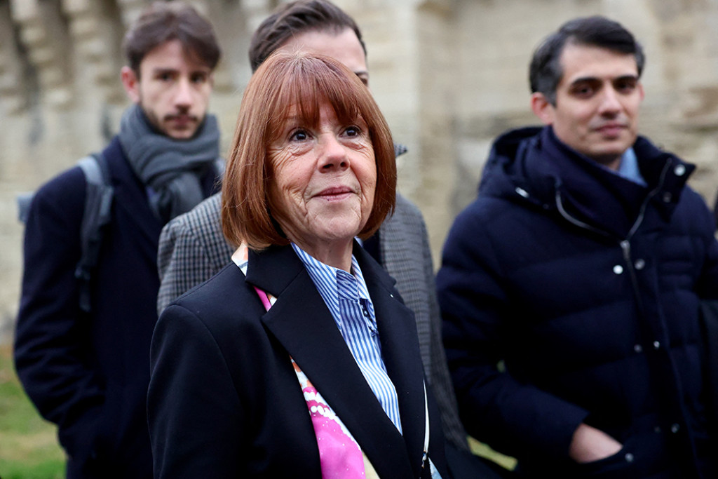 Gisèle Pelicot komt aan bij de rechtbank.