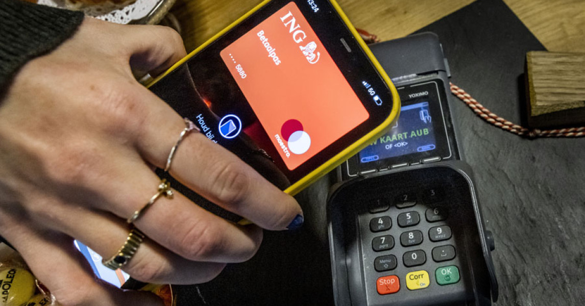 Nederlanders doen meer betalingen met bankpas, ook groei online | WNL
