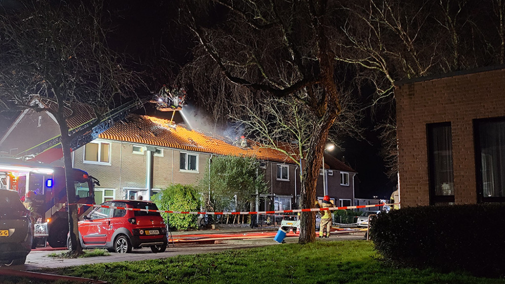 In een rijtjeshuis aan de Maasstraat in Purmerend is na een explosie brand uitgebroken.