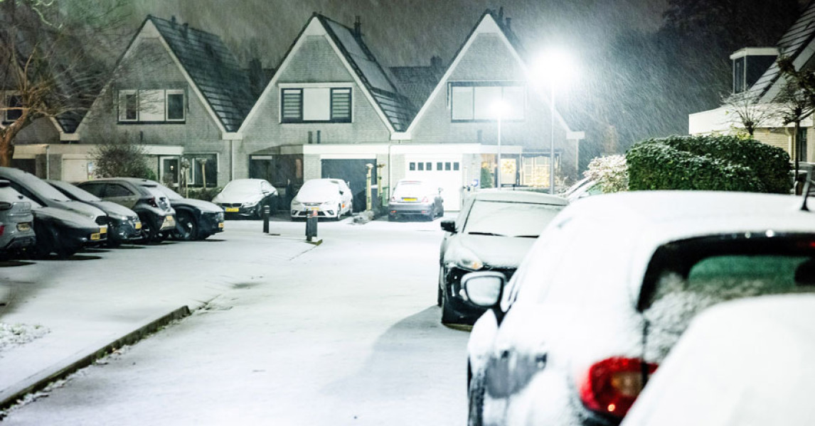 Het sneeuwt in groot deel van het land, code geel van kracht | WNL