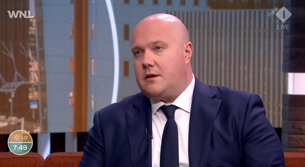 Minister wil statushouders aan het werk zetten met startbanen: 'Driekwart nu gevangen in een uitkering'