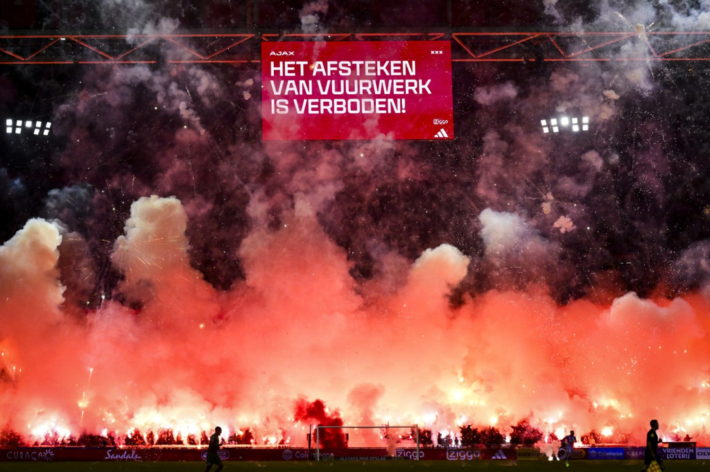 ArenA doet aangifte om vuurwerk Ajax