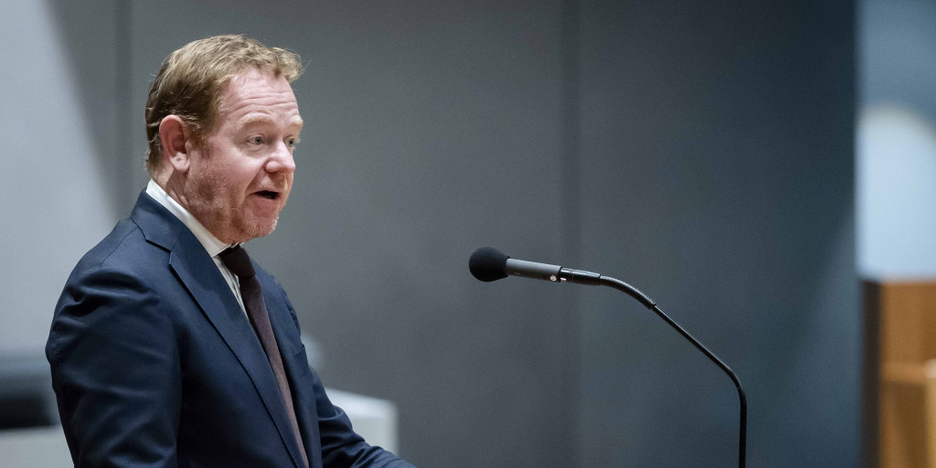 Minister Van Weel (VVD) in het nauw door kwestie rond aangiftes, Coenradie (JA21) overweegt motie van wantrouwen