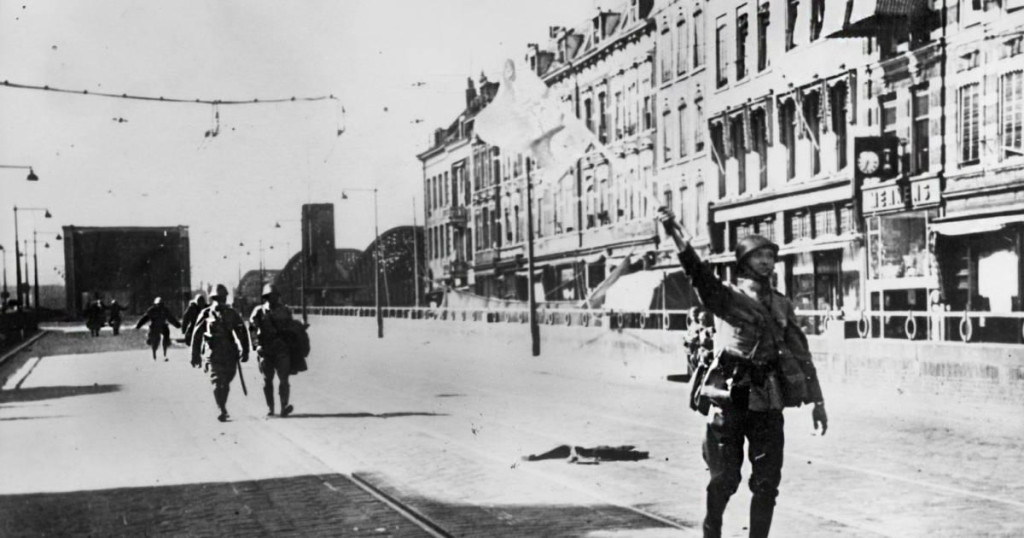 Gerrit van Ommering zwaait met de witte vlag op 14 mei 1940.