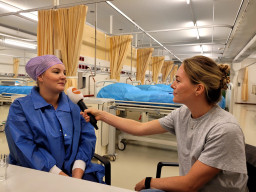 Colette (l), reservist in de zorg van het UMC Utrecht en redacteur en verslaggever Sammie de Vries (r).