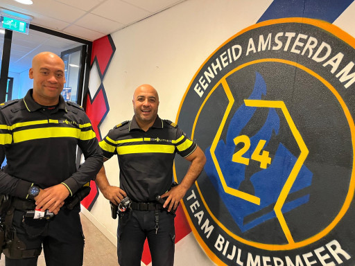 Netwerkspecialist Gregory van Geene en jeugdagent David Tapirima op locatie Flierbosdreef in Amsterdam-Zuidoost